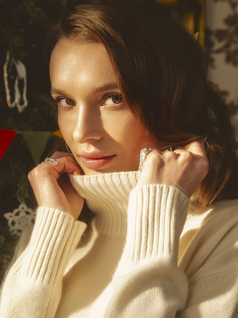 White Royal Cashmere Turtleneck Sweater, 8 White Royal Cashmere Turtleneck Sweater, 8