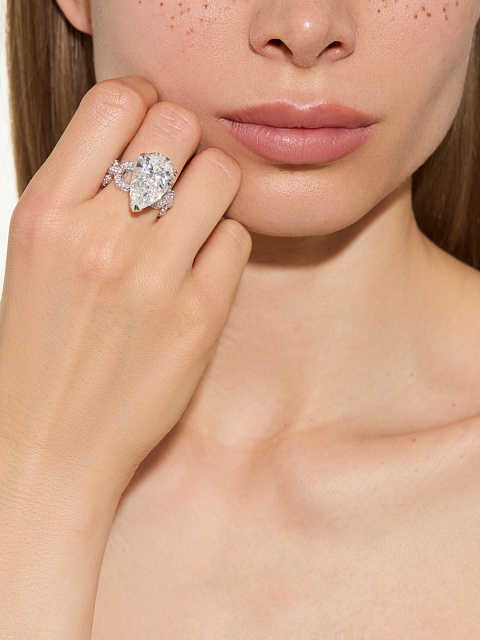 Ring with a pear-cut LG diamond, 5