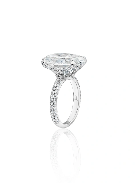 White gold ring with oval-cut diamond, 10