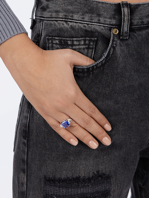 Rectangular Tanzanite & Trillion Diamond & White Gold Ring, 3