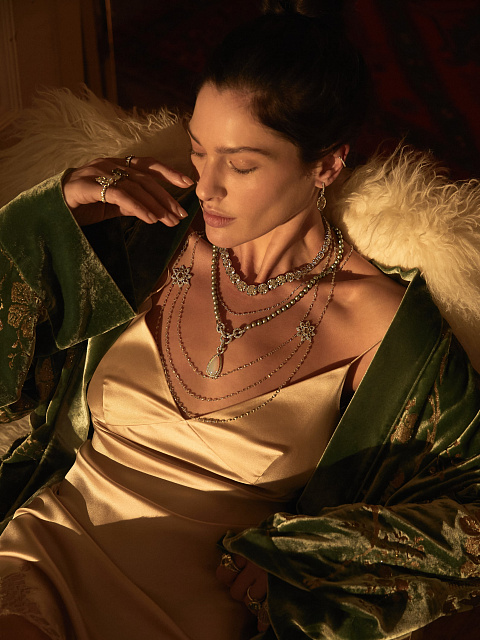 White gold necklace with green Akoya pearls and opal, 5 White gold necklace with green Akoya pearls and opal, 5