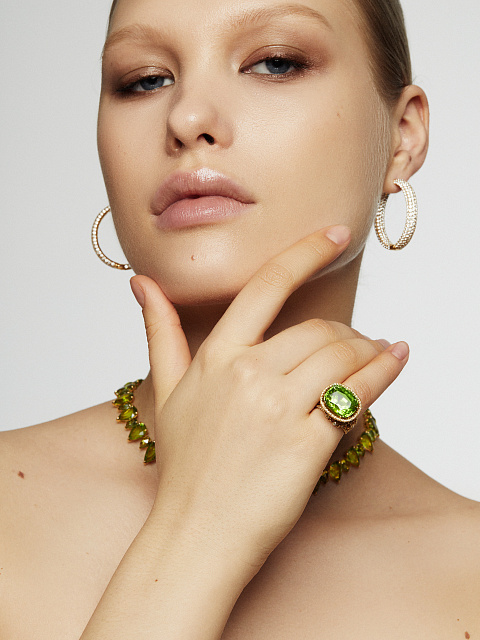 Chrysolite, Yellow Briolette Diamond, Yellow Round Diamond & Gold Ring, 8 Chrysolite, Yellow Briolette Diamond, Yellow Round Diamond & Gold Ring, 8