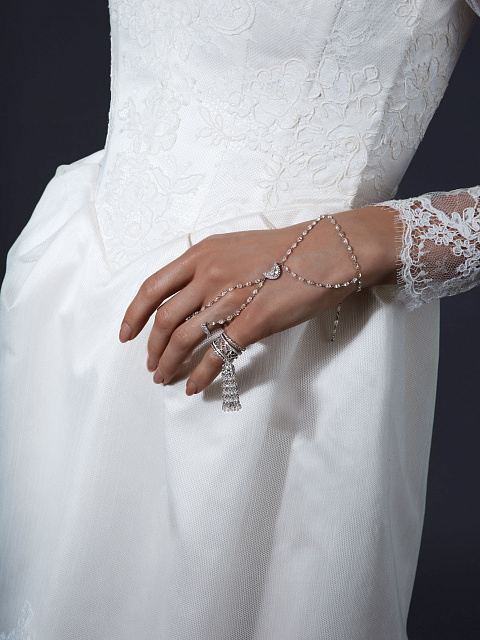 White gold tassel ring with briolette-cut diamonds, 4