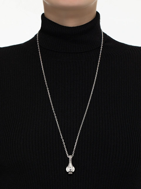 White gold necklace with garlic-shaped pendant, 2 White gold necklace with garlic-shaped pendant, 2