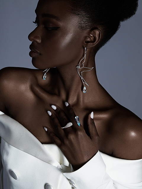 White gold ring with aquamarine and diamonds, 5