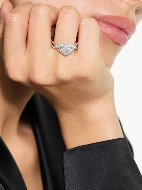 Ring with fancy-cut diamonds, 3