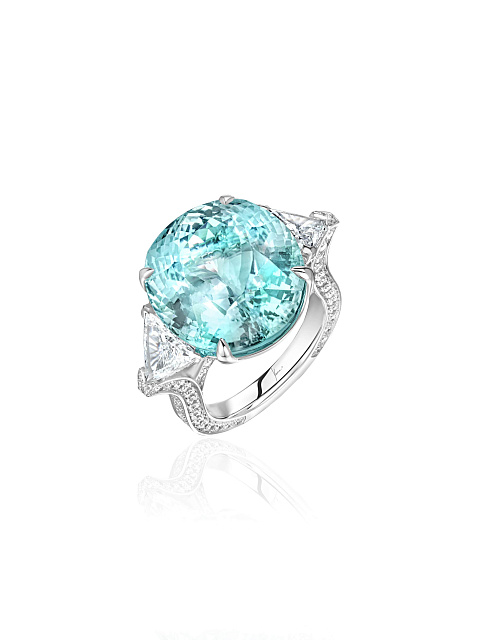 White gold ring with an oval Paraiba tourmaline, 1 White gold ring with an oval Paraiba tourmaline, 1