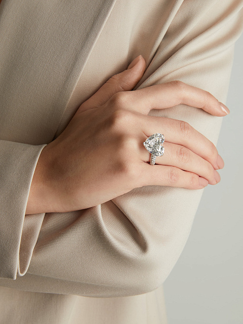 White gold ring with a heart-shaped diamond, 5