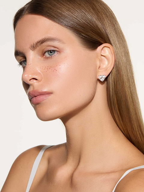 White gold studs with lab-grown heart-cut diamonds, 4 White gold studs with lab-grown heart-cut diamonds, 4