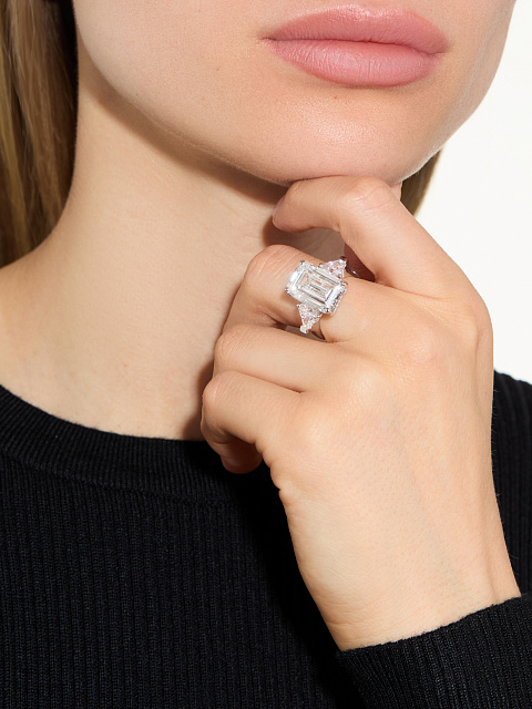 White gold ring with 10.02 ct lab-grown baguette-cut diamond, 3