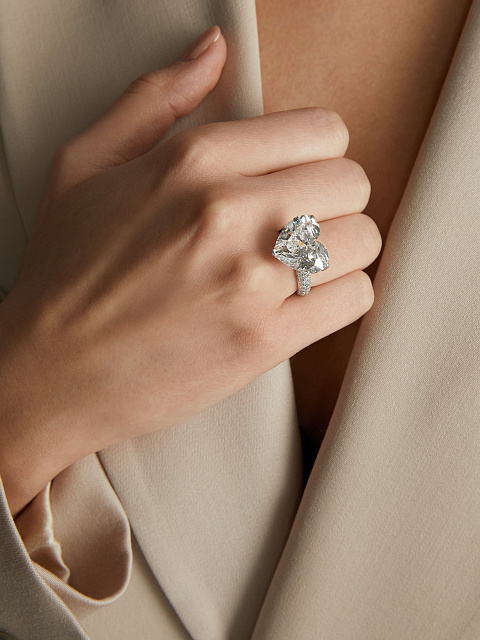 White gold ring with a heart-shaped diamond, 6