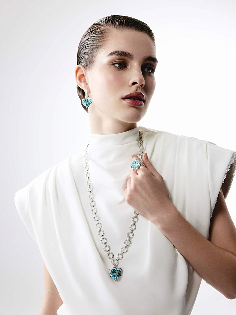 White gold necklace with a heart‑cut aquamarine pendant, 3