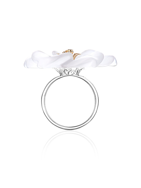 Ring with a flower made of carved quartz, 5