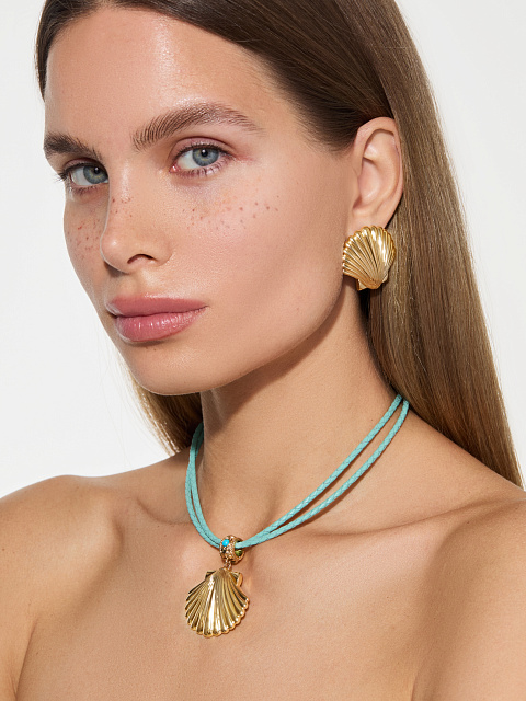 Necklace with shell-shaped pendant in yellow gold, 3