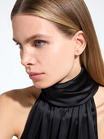 Yellow gold stud earrings with diamonds, 2 Yellow gold stud earrings with diamonds, 2