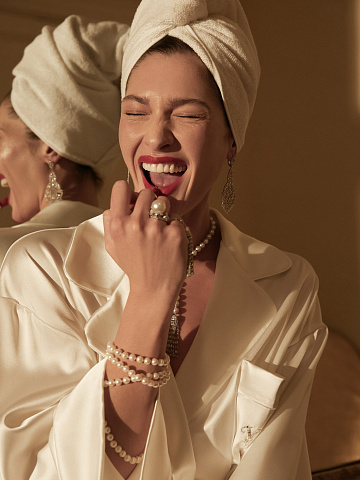 Ring made of white gold, pearls and diamonds, 2