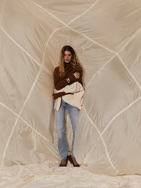 Brown Royal Cashmere Turtleneck Sweater, 6 Brown Royal Cashmere Turtleneck Sweater, 6