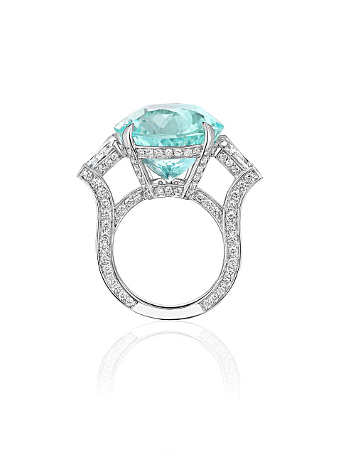 White gold ring with an oval Paraiba tourmaline, 4 White gold ring with an oval Paraiba tourmaline, 4