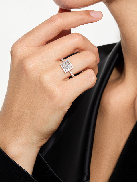 Ring with princess-cut diamonds, 4 Ring with princess-cut diamonds, 4