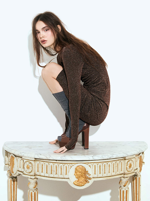 Платье-мини из черного трикотажа с золотым люрексом, лиф-узел, 3