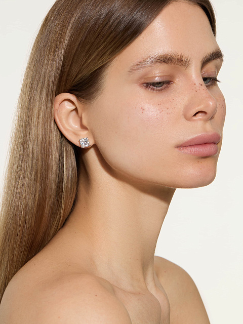 Stud earrings with cushion-cut LG diamonds, 2