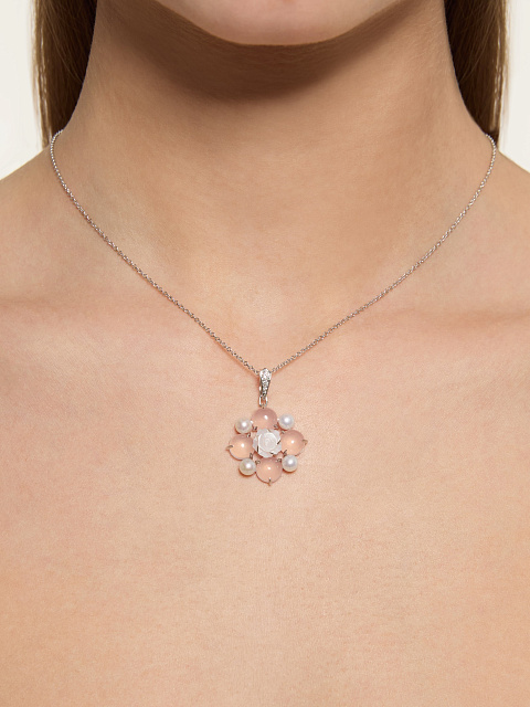 White gold pendant with carved mother-of-pearl, rose quartz and pearls, 2 White gold pendant with carved mother-of-pearl, rose quartz and pearls, 2