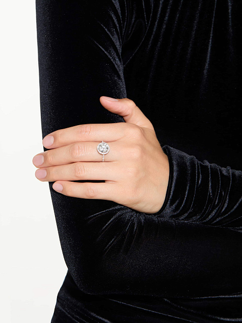 White gold ring with round-cut diamonds, 4