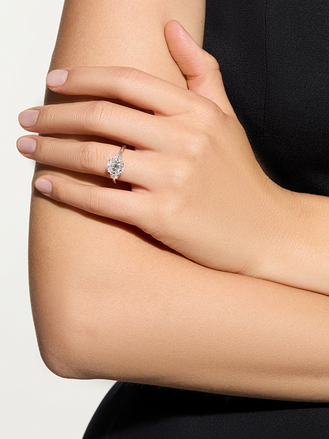 White gold ring with cushion-cut diamond, 3