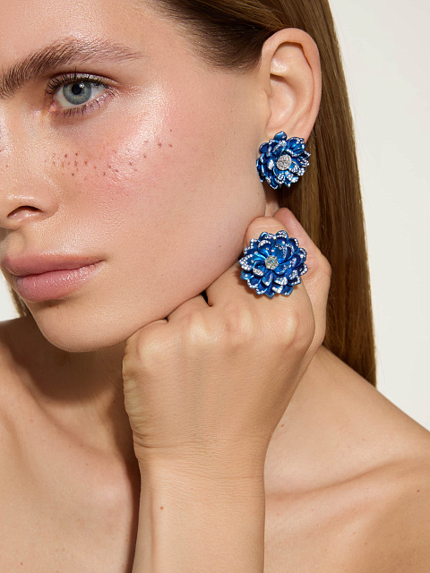 Flower‑shaped titanium ring with diamonds, 3