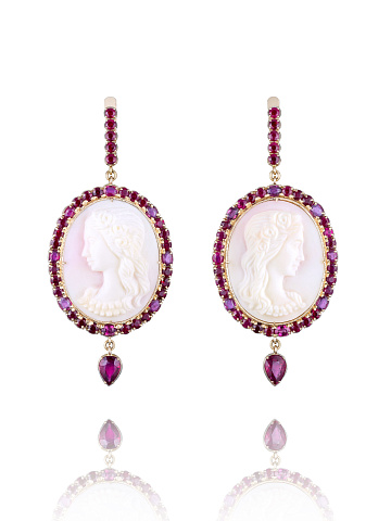 Yellow gold earrings with shell cameo and rubies, 1