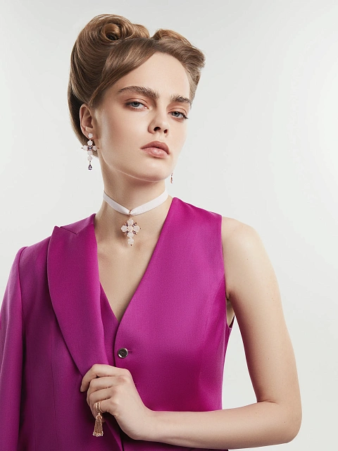 Pendant made of rose gold with mother-of-pearls and amethysts, 3 Pendant made of rose gold with mother-of-pearls and amethysts, 3