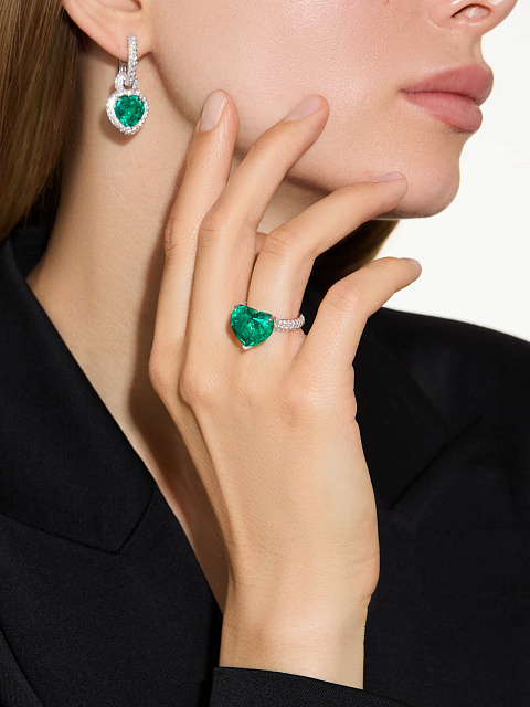 Long white gold earrings with heart-cut emeralds, 4