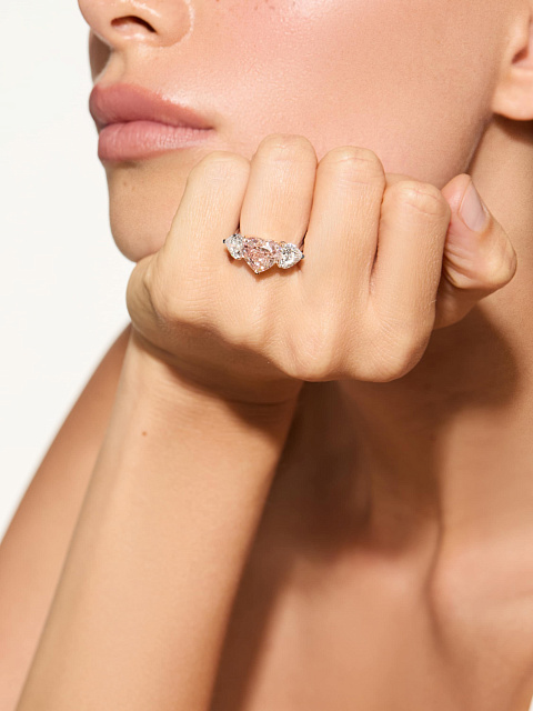 White gold ring with a pink LG diamond in a heart cut, 3
