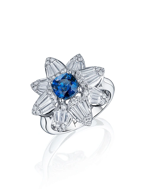 White gold ring with sapphire and fancy-cut diamonds, 1 White gold ring with sapphire and fancy-cut diamonds, 1