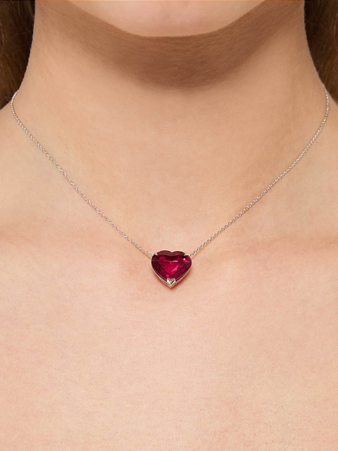White gold necklace with a heart-cut rubellite pendant, 2 White gold necklace with a heart-cut rubellite pendant, 2