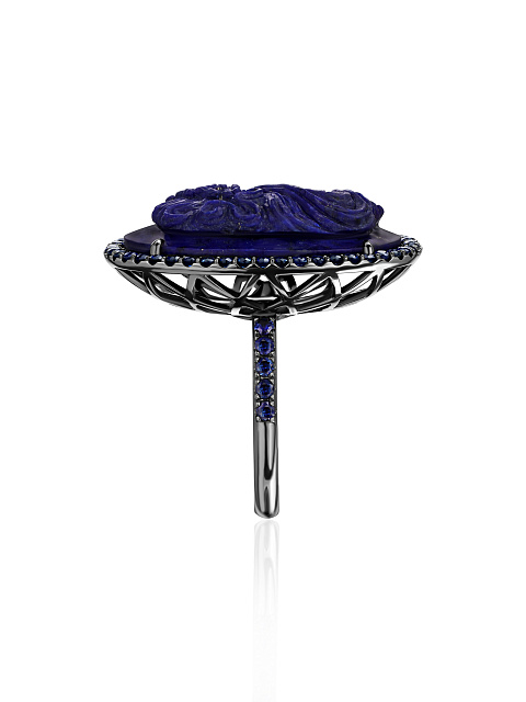 Ring in blackened gold with a cameo on lapis lazuli and sapphires, 5