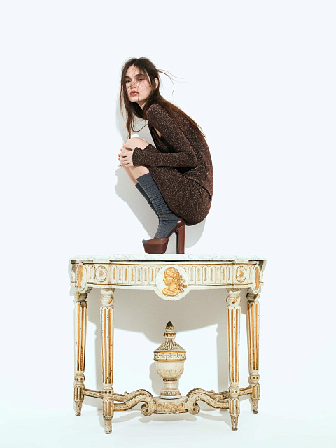 Платье-мини из черного трикотажа с золотым люрексом, лиф-узел, 4