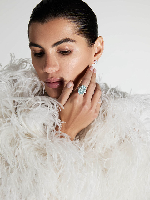 White gold stud earrings with heart-cut opal, 4